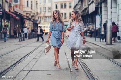 chicas morochas|11.093 Mujer Morocha Stock Photos, High